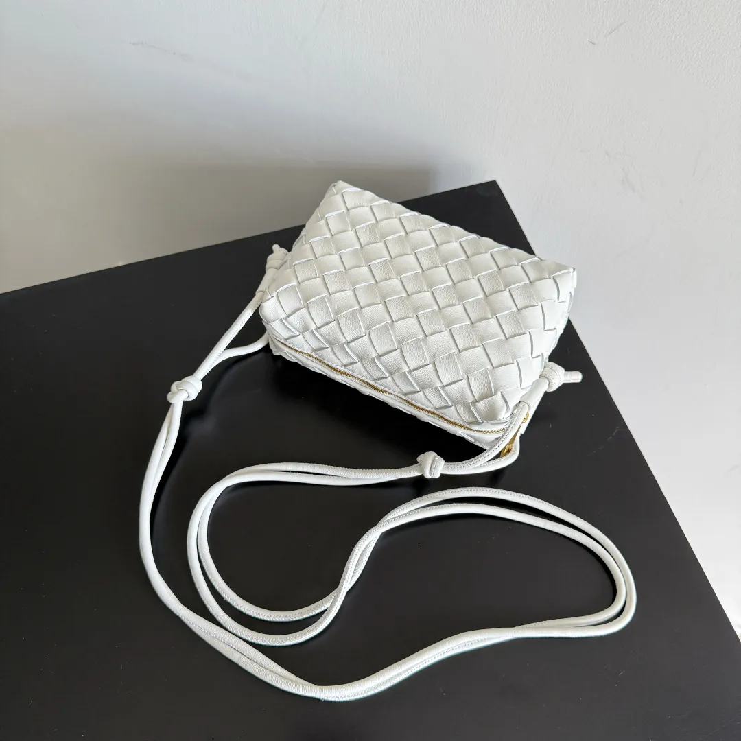 Batch 1560 New version and new color (third generation) 𝗕𝗼𝘁𝘁𝗲𝗴𝗮 𝗩𝗲𝗻𝗲𝘁𝗮 ——— BV’s best value for money, the latest version of the loop camera bag💥, large woven texture, super high quality lambskin as always, with zippers, adjustable drawstrings, it’s especially suitable for the belly💫It can fit anything, and it’s very light weight, suitable🈴️for girls of all ages. Size: 17*10*6cm Style number: 723547